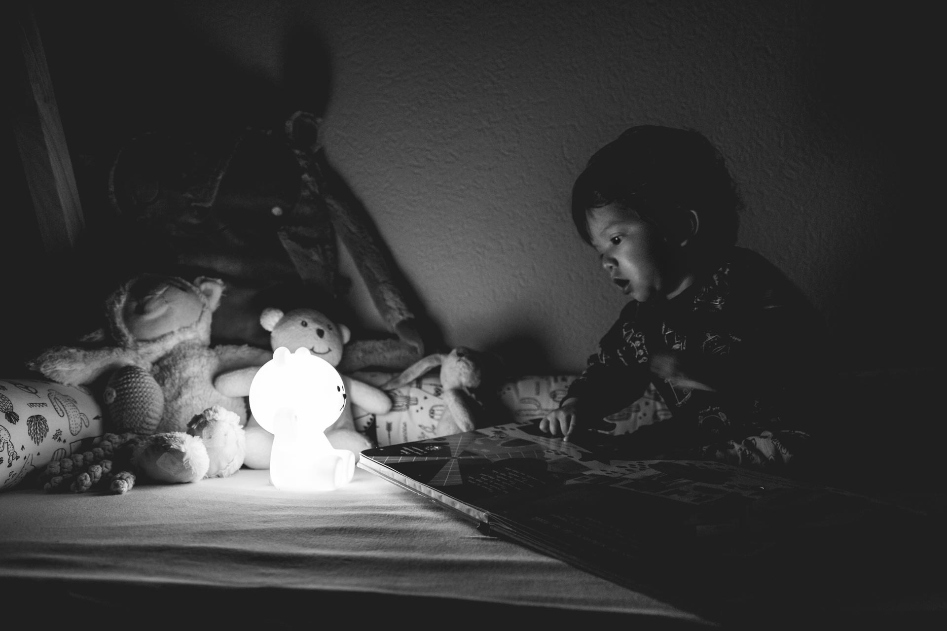 enfant lisant veilleuse nuit