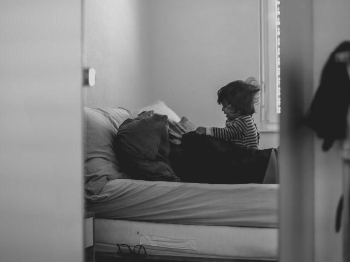 enfant sur un lit