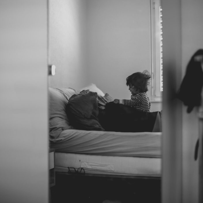 enfant sur un lit