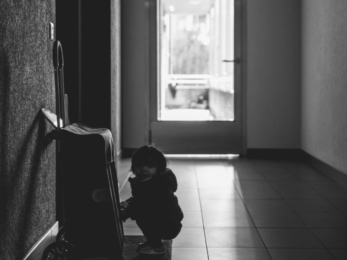 enfant dans un couloir