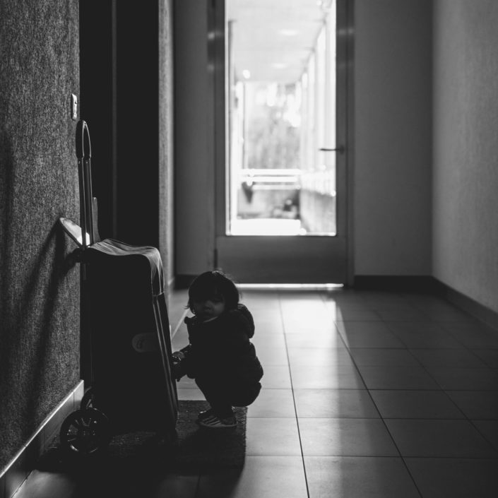 enfant dans un couloir