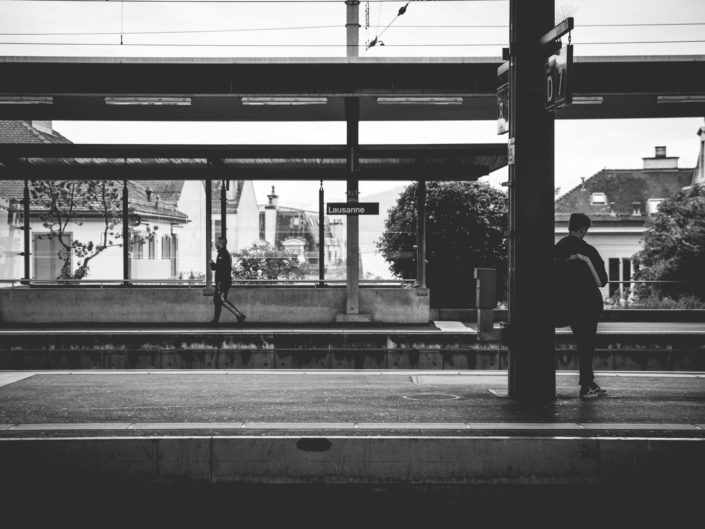 homme marchant quai gare