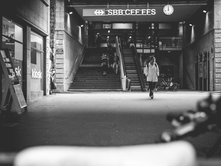 femme sortant gare